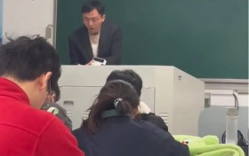 《狂飙》里的他在高校教书?网友:这上课谁敢跑神